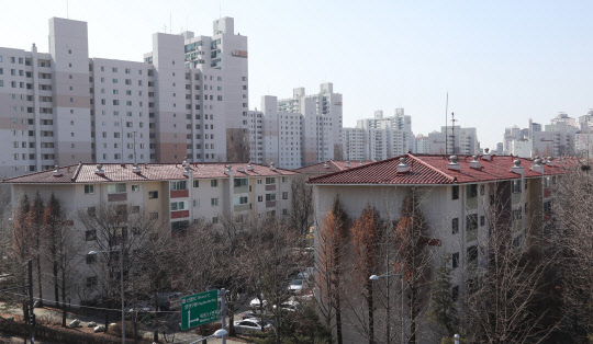 정부의 재건축 안전진단 강화로 준공한 지 30년 안팎의 재건축 추진 단지 주민들의 반발이 심화하고 있다.      양천구 목동 신시가지 아파트를 비롯해 노원·송파·영등포구 등지의 중층 아파트 주민들은 재건축 추진을 위한 준비를 하고 있다. 이미 주민 동의요건(주민 10% 이상 찬성)을 갖추고 있던 서울 양천구 목동 신시가지 아파트 4단지 주민들은 지난 21일 양천구에 안전진단을 신청했으며, 5단지와 9단지도 주민 동의를 받기 시작한 것으로 전해졌다. 사진은 25일 목동아파트 3.4단지 전모습.